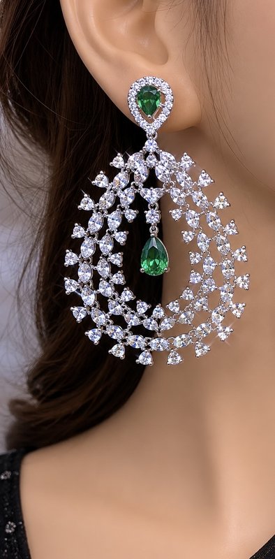 Emerald dazzling earrings — Kapira Gallery